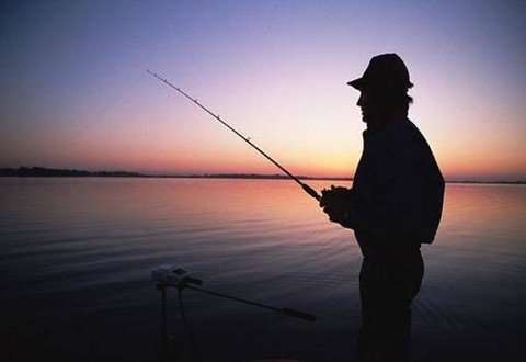 男子甩竿钓鱼把儿子钓进医院，钓鱼一定要注意安全