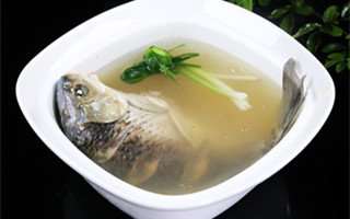 鱼滋渔味：开胃滋补的清蒸鲫鱼汤