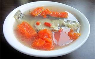 鱼滋渔味：营养保健的木瓜枸杞鲫鱼汤