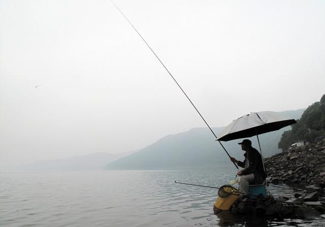 冬季江河中水广鱼稀，野钓做好这三点冬季不空军