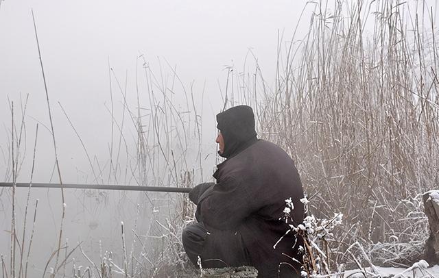 冬季野外钓鱼，牢记4小原则，渔获少不了