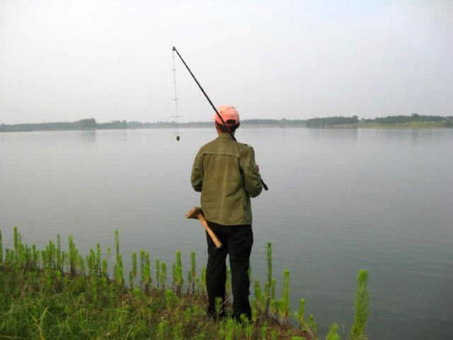 民间渔人的绝技打甲鱼一根钓竿，一条编织袋