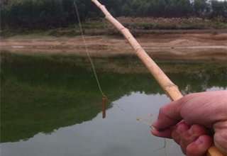 乡下钓鱼用草帽丝线当鱼线，银针当鱼钩
