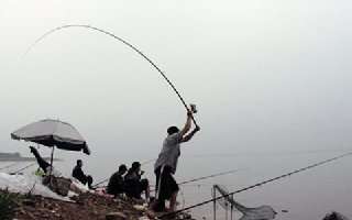 在堤坝型钓场中使用抛竿海钓的技巧