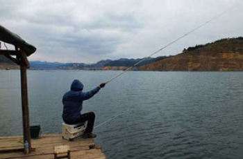 海竿钓鱼的提竿时机与遛鱼技巧
