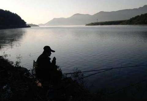 夏季夜钓能使渔获增加的几个小技巧